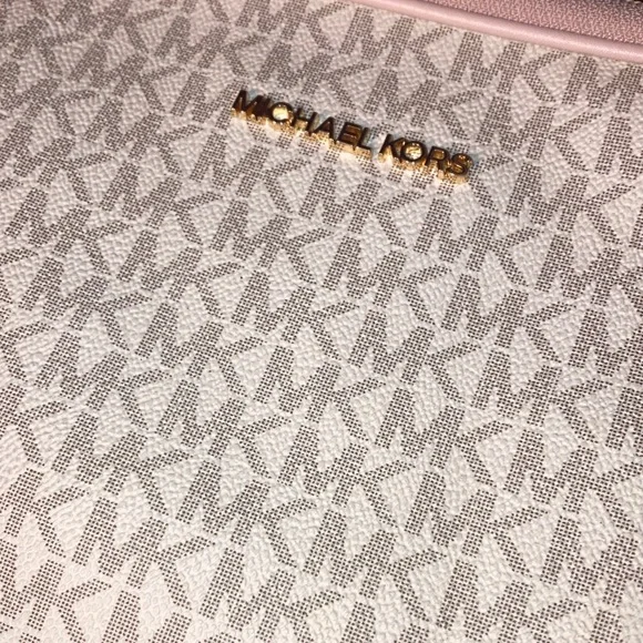 Michael Kors Blush and Cream Laptop Case - Picture 2 of 9